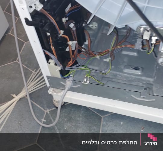חוטי חשמל וצינורות בתוך מכשיר חשמלי פתוח